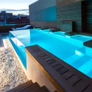 حمام سباحة كبير بسهولة سطحية عالية، حمام سباحة خارجي أكريليكي