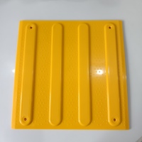 Dalles Tactiles Rigides en ABS Jaune à Points et Barres 300x300x10mm Antidérapantes Vente Directe Usine pour Projets d'Aéroports et Bâtiments Gouvernementaux