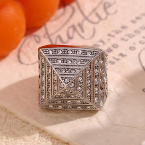 Hoogwaardige op maat gemaakte gepersonaliseerde heren hiphop ringen met piramideontwerp, geïnspireerd op wijnranken, zirkoon, 18k verguld roestvrij staal - Product Image 5