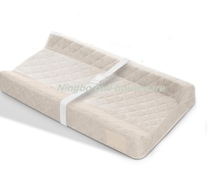 Cuscino fasciatoio impermeabile in cotone organico sagomato - Product Image 1