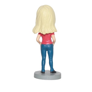 OEM özel kişiselleştirilmiş Polyresin kadın Dashboard sallayarak heykelcik Bobblehead - Product Image 3