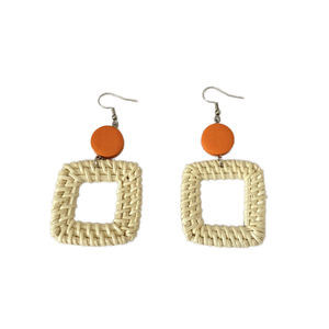 Pendientes cuadrados de ratán hechos a mano con acentos de madera naranja-Pendientes colgantes bohemios ligeros para mujer - Product Image 1
