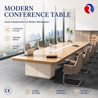Table de conférence moderne aspect bois grainé avec plateau rectangulaire arrondi et module d'accès central