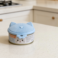 Couvre-boîte multifonction en silicone de qualité alimentaire pour animaux de compagnie avec brosse, cuillère et grattoir pour boîte de nourriture humide pour chat et chien