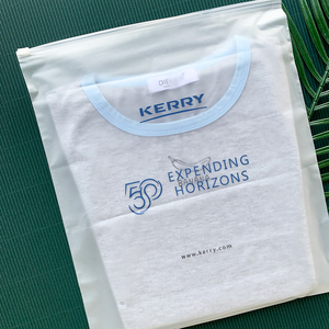 Sacs à fermeture éclair d'emballage en plastique biodégradable mat/givré personnalisé, Sacs de maillot de bain T-shirt Sacs de vêtements à fermeture éclair avec logo - Product Image 3