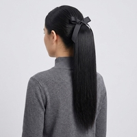 Une perruque authentique en cheveux humains, qui peut être coiffée en queue de cheval haute ou basse.