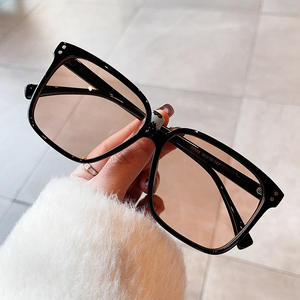 Gafas de Sol Cuadradas Grandes para Mujer Qianai, Montura Blanca, Lentes de PC con Protección UV400 Tipo 3, Estilo Retro - Product Image 5