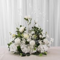 Apportez un style romantique à la célébration du mariage avec une arche florale artificielle en fleurs de soie et une décoration de toile de fond élégante
