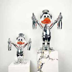 Sculpture d'art pop en résine personnalisée en gros, bouteille de champagne <span class=keywords><strong>Donald</strong></span> Duck, décoration intérieure, statue de <span class=keywords><strong>Donald</strong></span> Duck avec deux bouteilles - Product Image 2