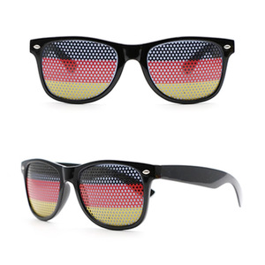Lunettes de soleil 2026 <span class=keywords><strong>pour</strong></span> le match mondial de football États-Unis-Canada avec autocollant drapeau, lunettes à petits trous <span class=keywords><strong>pour</strong></span> les fans, fournitures de fête personnalisables - Product Image 3