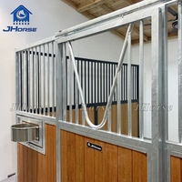 Façades et côtés de box à chevaux en bois galvanisé à chaud permanent pour écuries et hangars équestres avec porte coulissante