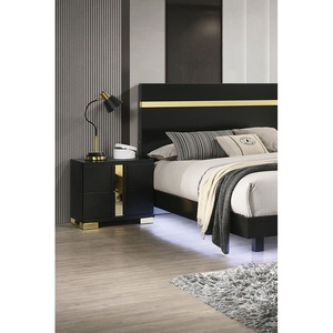 Table de chevet contemporaine avec panneau en acrylique noir et finitions dorées pour chambre à coucher - Product Image 4