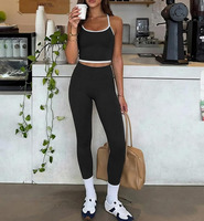 Ensemble de yoga pour femme avec débardeur court à dos croisé et bordure contrastante, et leggings taille haute à effet push-up fessier en V sans couture frontale avec coussinets amovibles