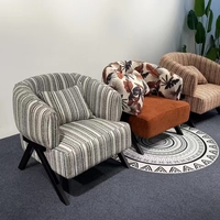 Moderner Gepolsterter Akzentsessel, Stoff-Freizeitsessel mit Zierkissen, Wohnzimmer-Loungesessel