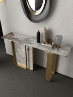 Table console de salon de luxe avec plateau en pierre frittée brillante effet marbre, design moderne, base en acier inoxydable doré et miroir intégré