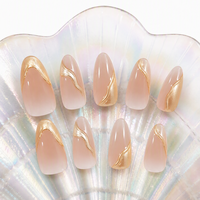 Faux ongles à presser en amande, base nude, ligne ondulée dorée, réutilisables, faits à la main