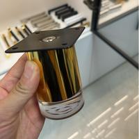 Les pieds de meubles cylindriques transparents en acrylique doré sont couramment utilisés pour les canapés ou les tables d'armoires afin de fournir une décoration de soutien