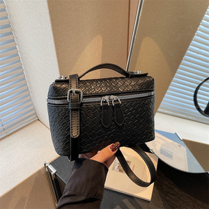 Petit sac à bandoulière en cuir PU tressé avec double fermeture éclair pour femme, pochette de créateur à poignée supérieure pour femme - Product Image 6