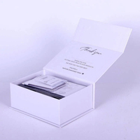 Boîte cadeau rigide magnétique de style livre blanc avec impression de texte de remerciement sur le couvercle intérieur pour bijoux