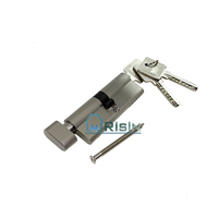 Cilindro de cobre con llave de ordenador y giro de pulgar