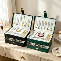 Boîte à bijoux en cuir PU avec crochets pour colliers, rouleaux pour bagues, plateau pour boucles d'oreilles, tiroir de rangement pour montres et bracelets
