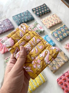 Sac de messager pour femme en coton matelassé avec logo personnalisé en gros, étui à monnaie de voyage avec poches de protection, pochette à bijoux - Product Image 5