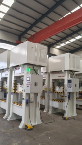 Vente directe usine : Presse hydraulique PLC 200T haute précision à économie d'énergie avec cadre de guidage et moteur à engrenages de pompe - Product Image 6