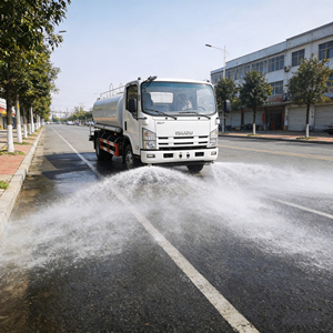 <span class=keywords><strong>Camion</strong></span>-<span class=keywords><strong>citerne</strong></span> à eau de marque japonaise 1SU ZU, transmission 4x2, empattement 3815 mm, capacité de 6 tonnes, <span class=keywords><strong>volume</strong></span> de 6000 L avec pompe haute pression - Product Image 1