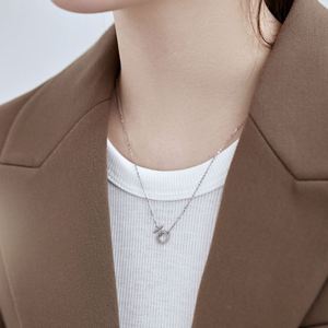 Collier pendentif personnalisé Dylam en argent sterling 925 rhodié plaqué or 18 carats avec symbole féminin et diamant en zircone 5A - Product Image 3
