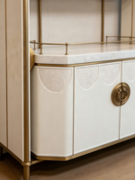 Meuble de bar moderne Song Design avec plateau en marbre, structure en laiton, étagère de rangement à 3 niveaux, porte en panneau de bois blanc, couleur et taille personnalisables