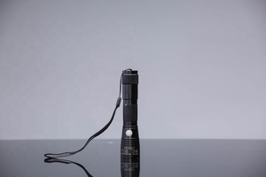 Super lumineux <span class=keywords><strong>pompier</strong></span> feu auto-défense trousse de premiers soins recherche lumière lampe de poche avec pressostat - Product Image 4