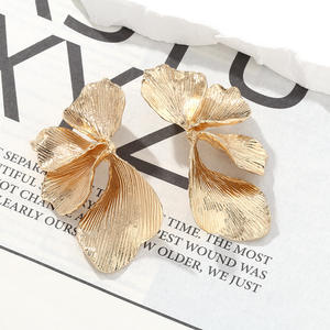 Nouveau Bijoux tendance Boucles d'oreilles plissées en or Forme de fleur Diamant Nouveau design Alliage de zinc Tendance Bijoux Boucles d'oreilles pour mariage - Product Image 5