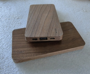 Banco de energía portátil con exterior de nogal - Product Image 2