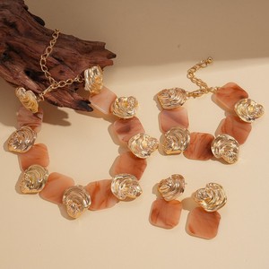 <span class=keywords><strong>Set</strong></span> <span class=keywords><strong>di</strong></span> Gioielli <span class=keywords><strong>di</strong></span> Lusso in Resina con Pendente Geometrico Circolare Collana <span class=keywords><strong>Orecchini</strong></span> Bracciale per Donna Accessori da Festa - Product Image 3