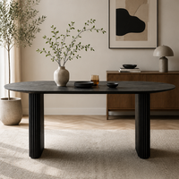 Schwarzer Gerillter Sockel Moderner Ovaler Esstisch Mattschwarzes Holzmaserungsfurnier MDF Fester Esstisch für Apartment Wohnmöbel