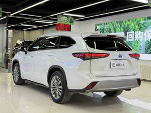 <span class=keywords><strong>Toyota</strong></span> Highlander Hybride 4x4 Premium <span class=keywords><strong>7</strong></span> <span class=keywords><strong>places</strong></span> SUV d'<span class=keywords><strong>occasion</strong></span> 2023 - Efficacité hybride, stabilité 4x4, votre SUV <span class=keywords><strong>7</strong></span> <span class=keywords><strong>places</strong></span> idéal - Product Image 3