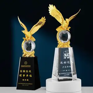 Piala elang logam emas kustom penghargaan trofi elang Aloi dengan dasar kristal bola bulat untuk Souvenir Hadiah staf bisnis kerajinan