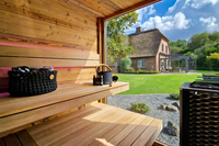 Sauna extérieur moderne en cèdre rouge massif avec fenêtres en verre, salle de douche et toilettes, taille et tension personnalisables