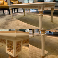 Table basse de salon de style Rococo Versailles, laquée, dorée, sculptée, ornée, de type cabriole, pour manoir, boutique ou café