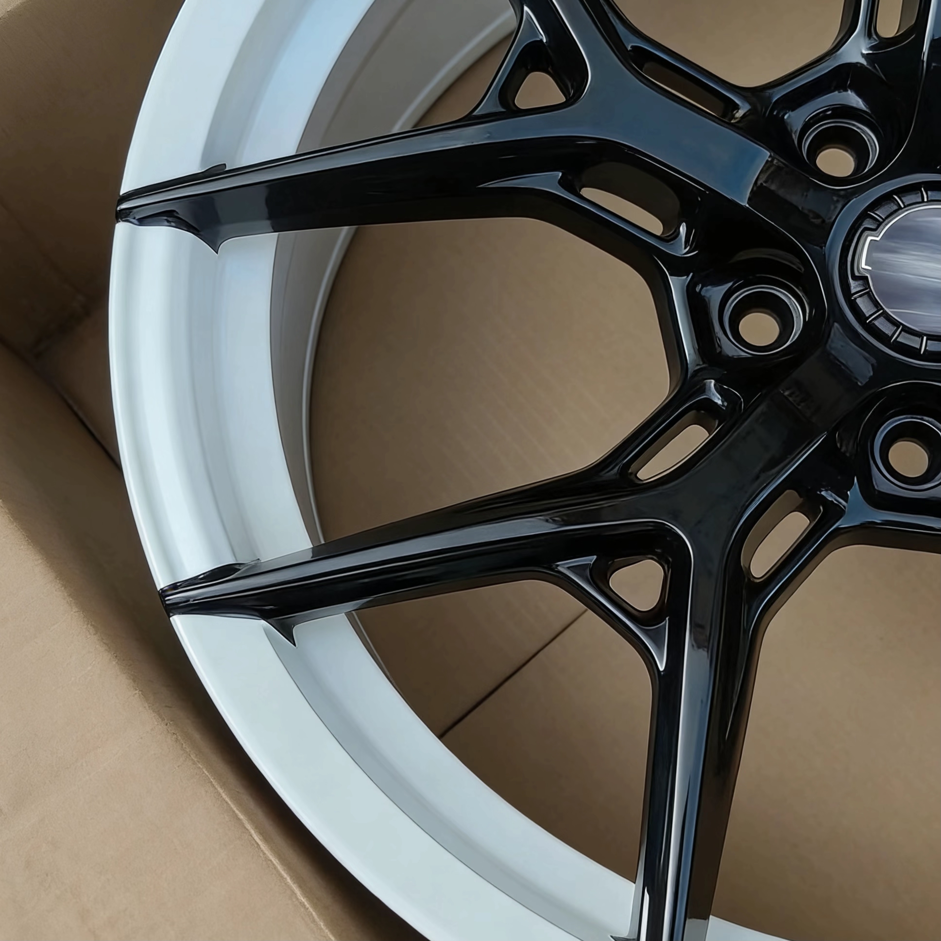 สีดำเงาพร้อมขอบสีขาว