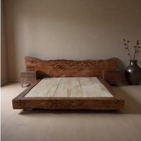 Lit double en bois massif de camphrier vieilli, style Wabi Sabi vintage, pour chambre d'hôtel ou de villa, mobilier d'intérieur naturel