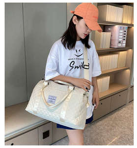 Sac de sport multifonctionnel en nylon personnalisé, sac de voyage matelassé avec fermeture éclair, motif de ceinture pour le yoga et les sports - Product Image 3