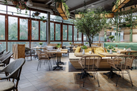 Ensemble de table et de chaises de restaurant en bois massif personnalisé, durable, de style commercial, mobilier de salle à manger moderne pour hôtels, bars et bistrots