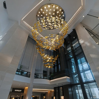 Lustre LED moderne en verre à feuilles de ruban personnalisées, finition dorée, hauteur réglable, pour hall d'hôtel et villa