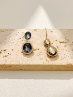 Boucles d'oreilles en cristal ovales, un accessoire en laiton tendance et de niche au style léger et luxueux