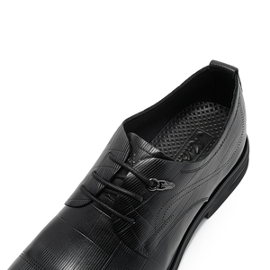<span class=keywords><strong>Eleganti</strong></span> scarpe da <span class=keywords><strong>uomo</strong></span> <span class=keywords><strong>stringate</strong></span> in pelle nera a quadri con decorazioni in rilievo, ideali per riunioni d'ufficio ed eventi formali. - Product Image 4