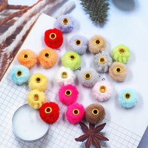 Diseño Popular DIY: Cuentas Sueltas de Resina de Terciopelo con Pompón de Pelo y Agujeros Grandes, de 20mm, Coloridas y Esponjosas para Bolígrafos - Product Image 2