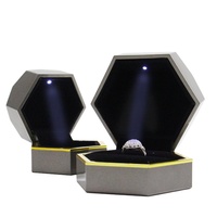 Boîte à bijoux personnalisée avec lumière LED, emballage hexagonal pour bijoux, insert en velours, emballage pour bijoux, boîte à anneaux LED, boîte à bijoux unique