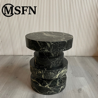 Table d'appoint artistique moderne de luxe personnalisable Table d'appoint en marbre noir veiné pour le salon Conception à anneaux superposés