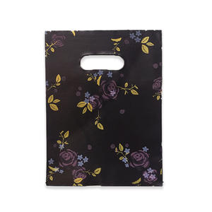 Sac de courses élégant HOYO en plastique PE noir à motifs floraux, roses violettes et feuilles dorées pour boutiques, cadeaux de mariage ou événements de mode - Product Image 6